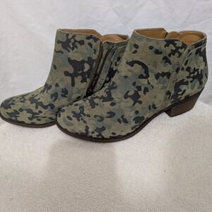 Lucky Brand Barstyn Camo Suede Ankle Booties NWOT Side Zip Low Heel Wm's 6M Leat